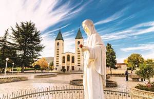 Quelle: Muttergottes Statue vor der St.-Jakob-Kirche in Medjugorje, bayr. Pilgerbüro